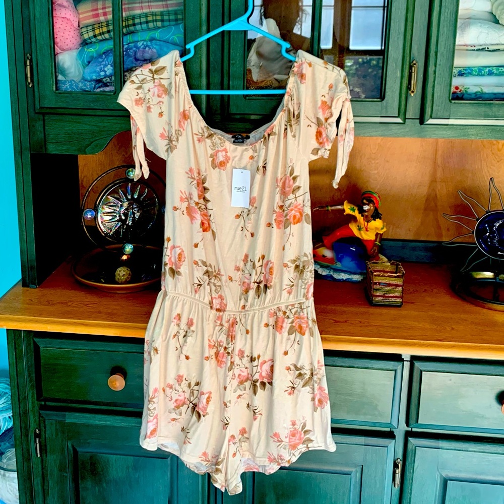 Romper never worn with tags on